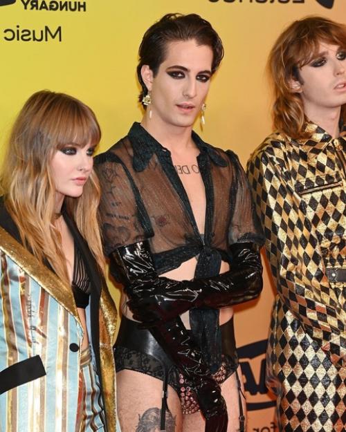 Мы представляем вам подборку фото с прошедшей вчера церемонии награждения MTV EMA в Будапеште. 02