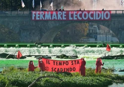 Грета тунберг вместе с группой экоактивистов окрасила воду в одном из венецианских каналов в ярко-зелёный цвет. 01