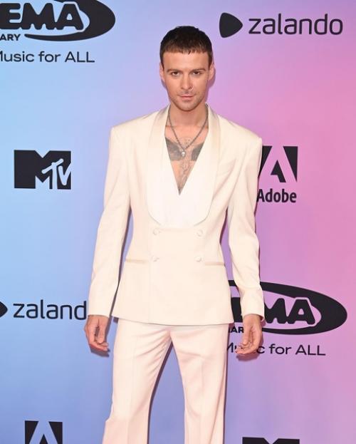 Мы представляем вам подборку фото с прошедшей вчера церемонии награждения MTV EMA в Будапеште. 05