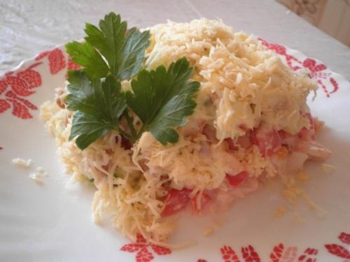 Салат с куриным Филе, сухариками и овощами. Салат с куриным Филе, сухариками и овощами.