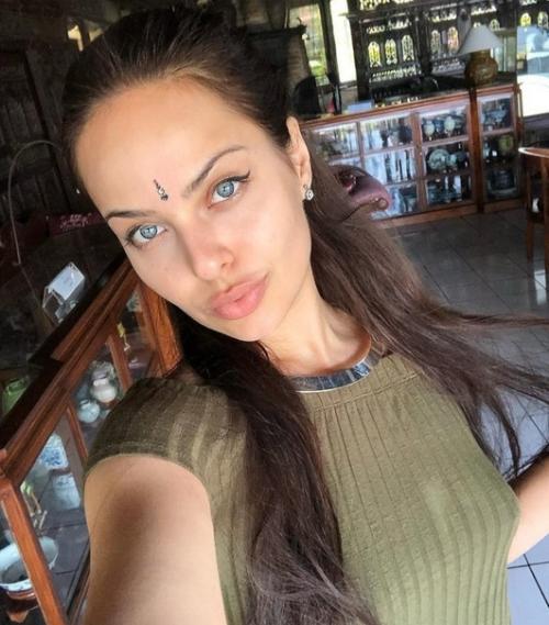 Многие говорят, что эта девушка очень похожа на Анджелину Джоли. 06