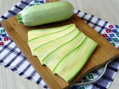 Кабачковые рулетики.   Ингредиенты: 04
