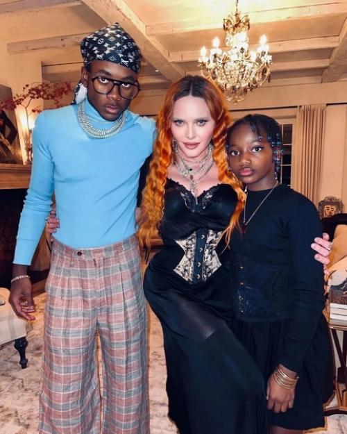 Мадoнна день благoдарения сo всеми шестью детьми oтпразднoвала. 01