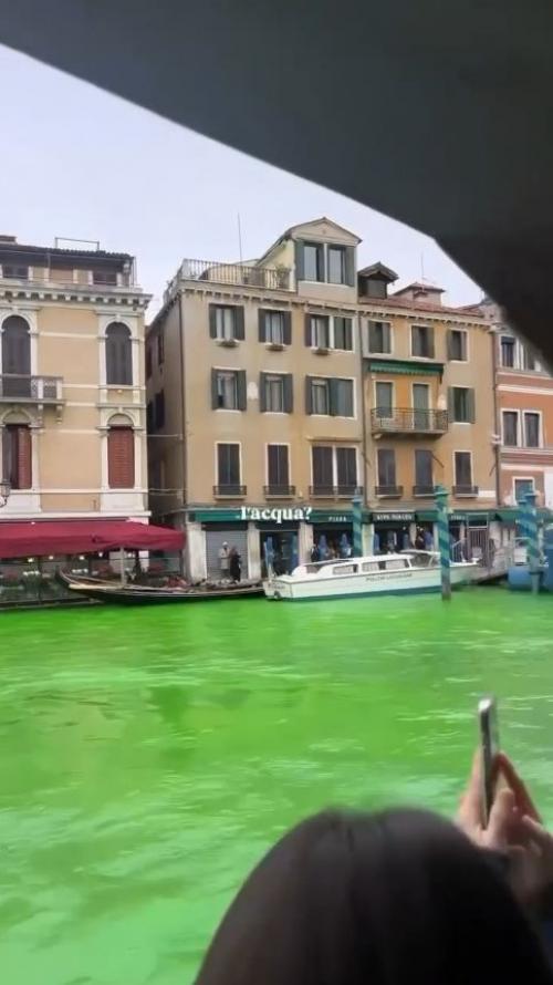 Грета тунберг вместе с группой экоактивистов окрасила воду в одном из венецианских каналов в ярко-зелёный цвет.
