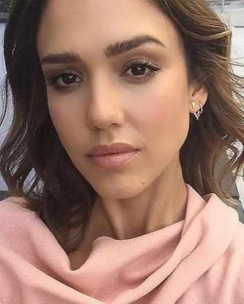 Джессика альба даже в свои 39 лет выглядит шикарно без макияжа. 02