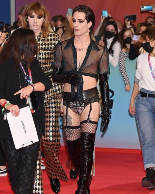 Мы представляем вам подборку фото с прошедшей вчера церемонии награждения MTV EMA в Будапеште. 01