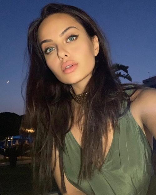 Многие говорят, что эта девушка очень похожа на Анджелину Джоли. 02