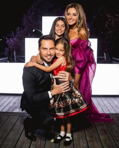 Артура пирожков с семьей хороший пример того, как меняются люди со временем. 01