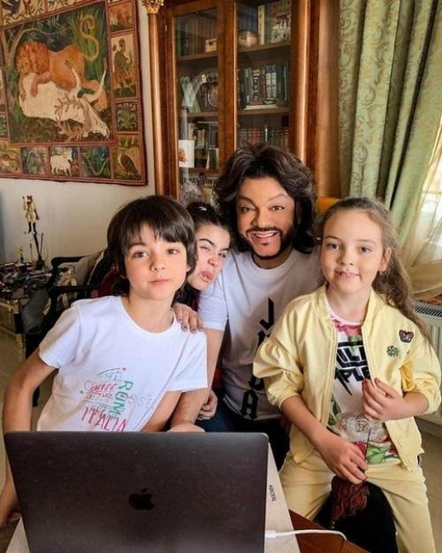 Все до сих пор думают, что сын Анастасии стоцкой похож на Филиппа Киркорова! 02