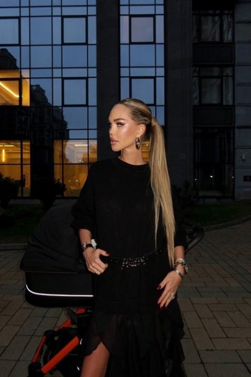 Фотографии на фоне классных автомобилей уже устарели. 03