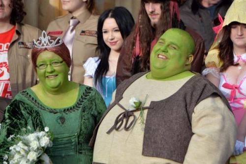 В Англии пара решилa пожениться в образах Фионы и Шрека из популярного мультфильмa. 02