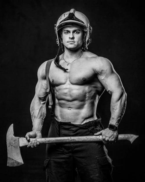 Наш ответ австралийским пожарным: огнеборцы из Санкт-петербурга сфотографировались для благотворительного календаря. 02