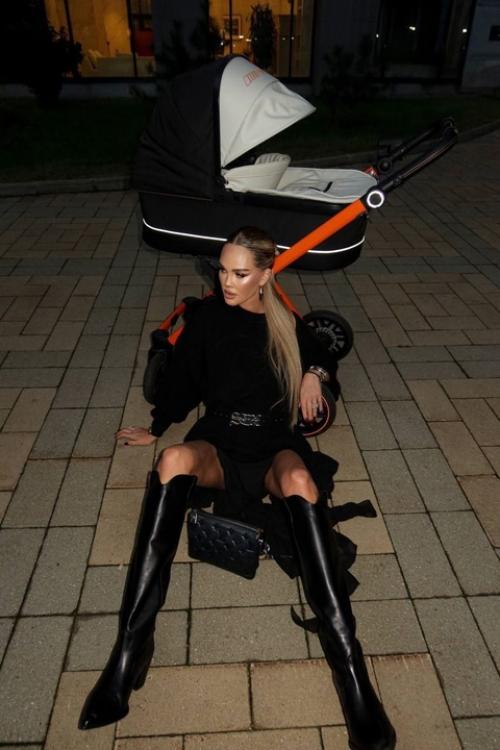 Фотографии на фоне классных автомобилей уже устарели. 02