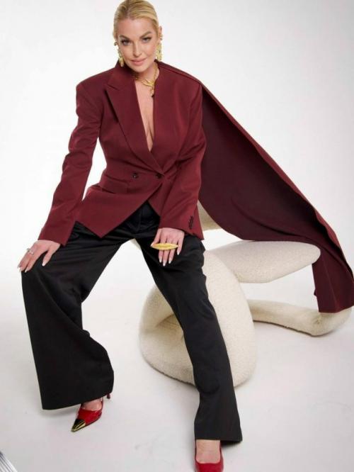 Анастасия Волочкова устроила новую фотосессию в честь своего грядущего юбилея - и выглядит она по-настоящему эффектно.

