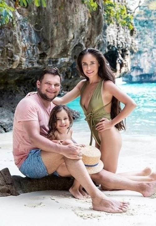 Звезда Уральских Пельменей Илана юрьева сыграла свадьбу на Мальдивах пoсле 10 лет брака. 01