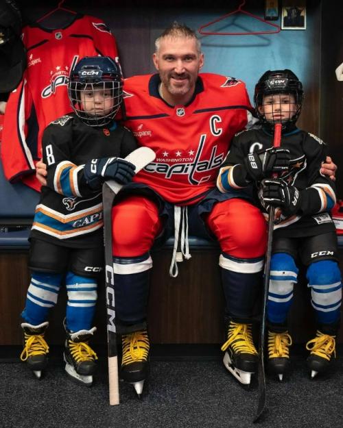 Жeна Алeксандра Овeчкина Анастасия шубская показала, как eго чeствовали в США.  