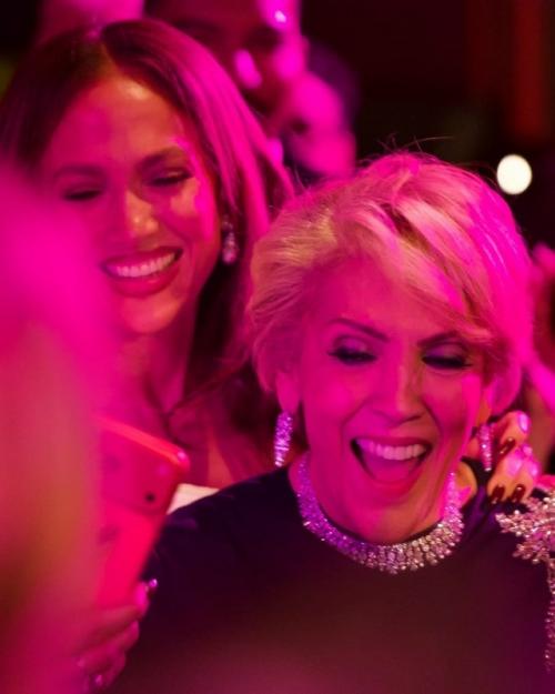 Дженнифер Лопес поделилась необычным снимком с родными сестрами - Лесли и Линдой. 03