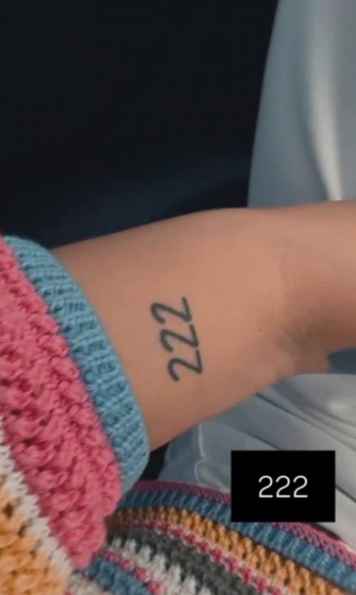 Айза и молодой бойфренд увековечили чувства парными тату. 01