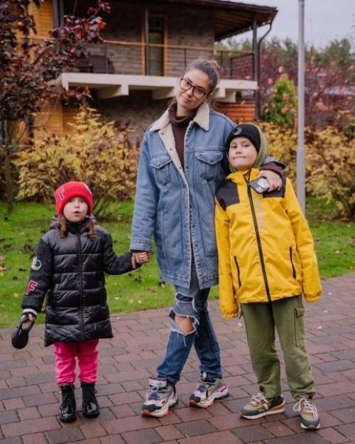 Агата муцениеце в осенних фото со своими детками. 01