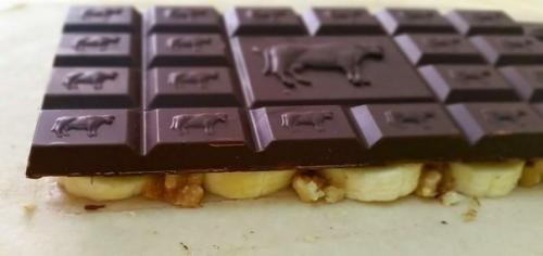 Дрожжевая косичка с целой плиткой шоколада и халвой / бананами и орехами. 05 Дрожжевая косичка с целой плиткой шоколада и халвой / бананами и орехами. 05