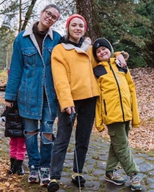 Агата муцениеце в осенних фото со своими детками. 06