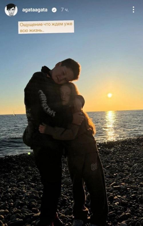 Сын прилучного поздравил актера с днем отца, а Агата муцениеце продолжает ждать сына домой. 02