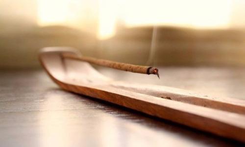 Справочник благовоний.  Амбер (АМВЕR) аромат смолистый, сладкий, теплый, веселящий.