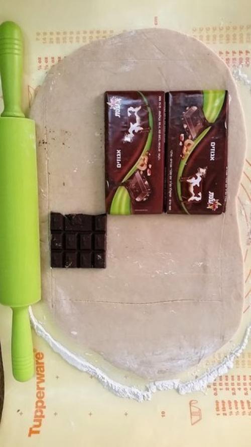 Дрожжевая косичка с целой плиткой шоколада и халвой / бананами и орехами. 02 Дрожжевая косичка с целой плиткой шоколада и халвой / бананами и орехами. 02