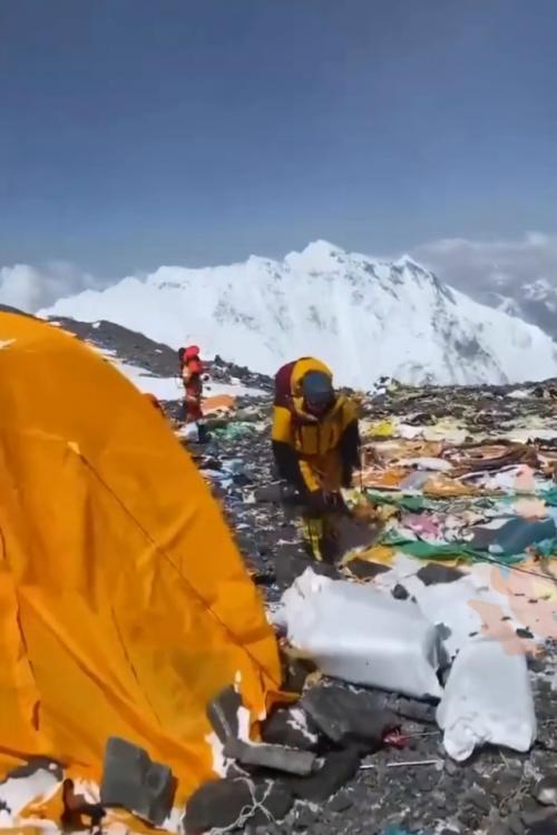На Эвересте обнаружили 12 тысяч кг говна. 01