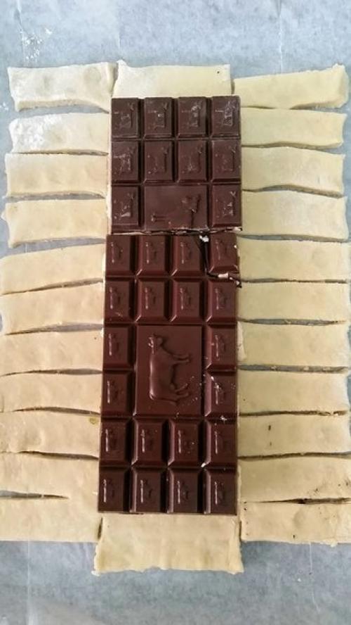 Дрожжевая косичка с целой плиткой шоколада и халвой / бананами и орехами. 06 Дрожжевая косичка с целой плиткой шоколада и халвой / бананами и орехами. 06