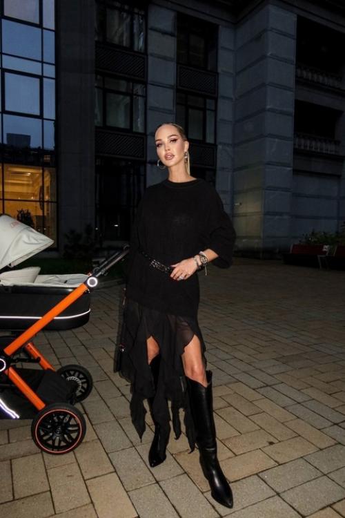 Фотографии на фоне классных автомобилей уже устарели. 01