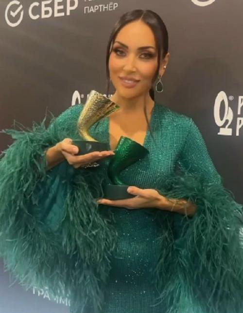 Алсу объяснила, почему у нее выпирает живот в облегающих платьях. 01