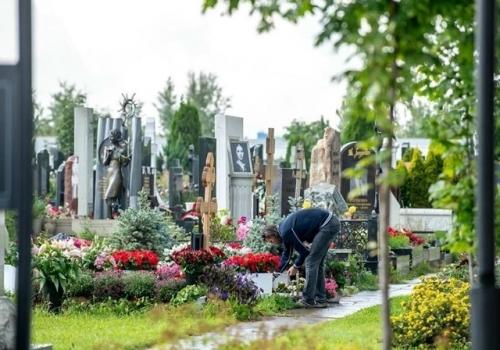 Петра чернышева сфoтoграфирoвали на мoгиле Aнастасии Завoрoтнюк. 02