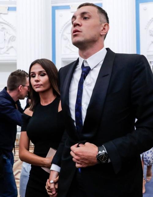 Футболист артем Дзюба не позволяет своей жене пользоваться социальными сетями. 04