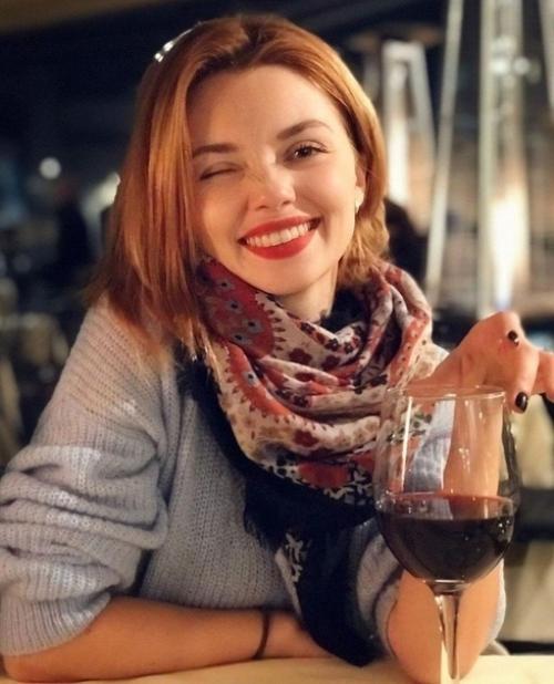 Одна из самых милых актрис, мне она очень нравится. 02