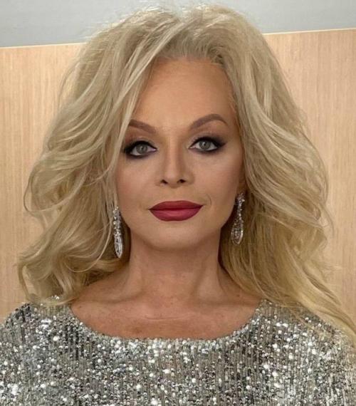 Прошло уже семь дней с тех пор, как Лариса долина пообещала вернуть деньги, но она так и не связалась с Лурье. 01