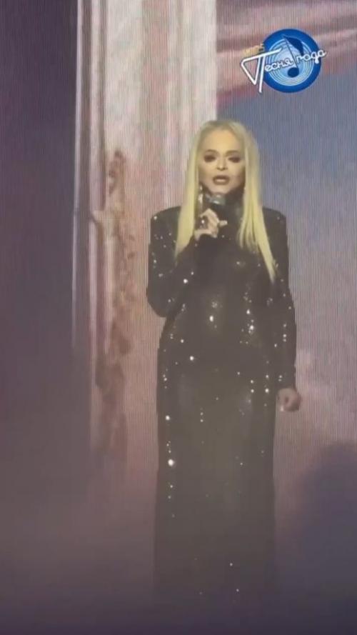 Лариса долина впервые на сцене после скандала с квартирой выступила.
