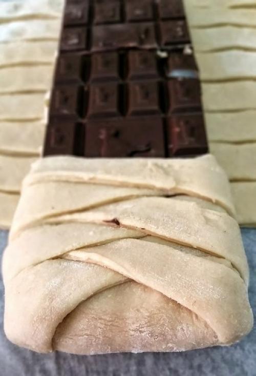 Дрожжевая косичка с целой плиткой шоколада и халвой / бананами и орехами. 07 Дрожжевая косичка с целой плиткой шоколада и халвой / бананами и орехами. 07