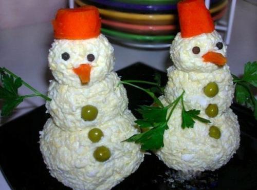 Закуска из сыра с чесноком и майонезом. Закуска из сыра с чесноком и майонезом.