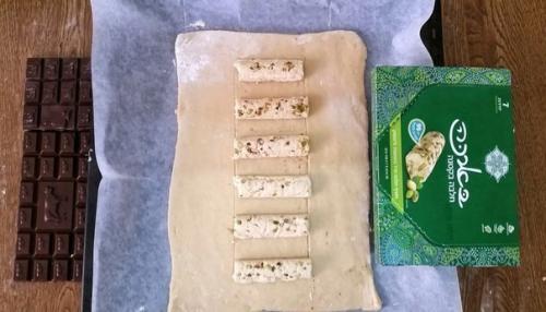 Дрожжевая косичка с целой плиткой шоколада и халвой / бананами и орехами. 04 Дрожжевая косичка с целой плиткой шоколада и халвой / бананами и орехами. 04