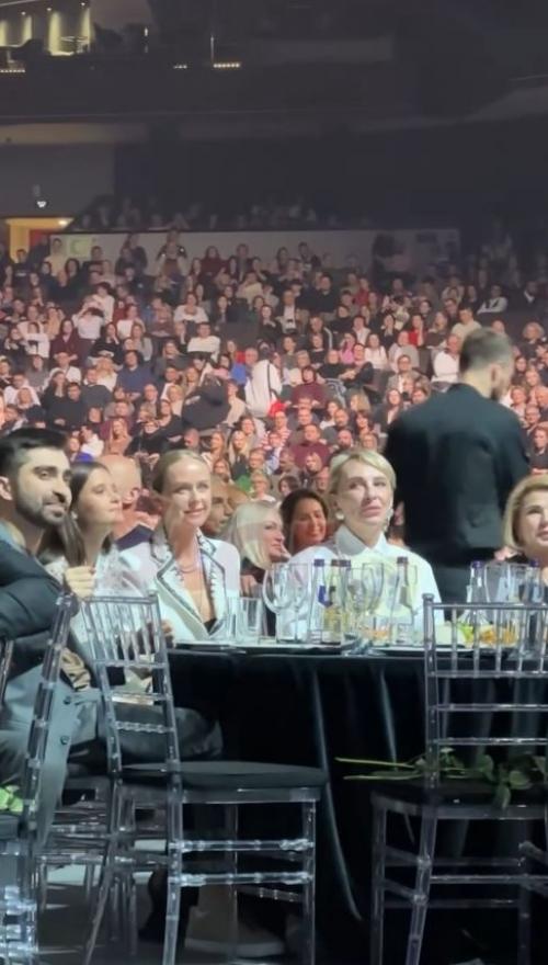 Лариса долина впервые вышла на сцену после верховного суда, признавшего право на квартиру за покупательницей. 01