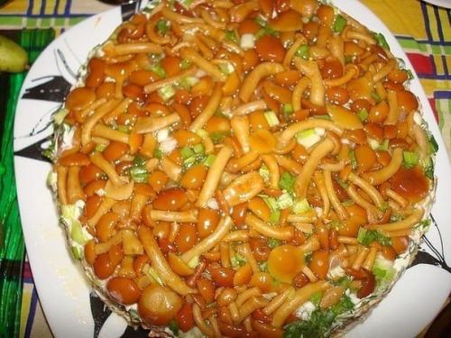 Салат с маринованными опятами.