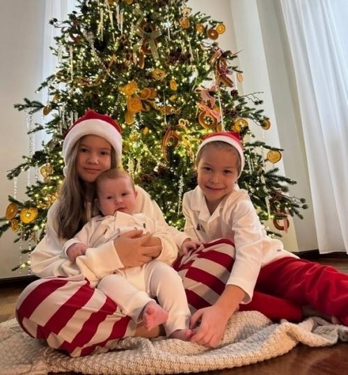 Ида Галич опубликовала очень трогательные фотографии с детьми возле новогодней ёлки. 02