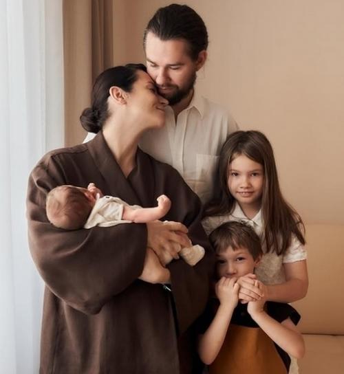 Ида Галич опубликовала очень трогательные фотографии с детьми возле новогодней ёлки. 

