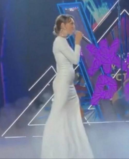 Алсу объяснила, почему у нее выпирает живот в облегающих платьях.

