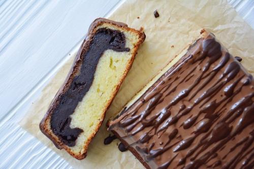 Ванильный кекс с влажной шоколадной начинкой.