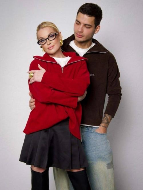 Анастасия Волочкова устроила новую фотосессию в честь своего грядущего юбилея - и выглядит она по-настоящему эффектно. 01