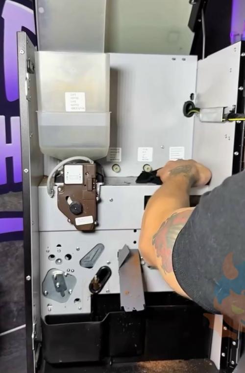 Мастер по ремонту кофейных автоматов показал их внутренности и там не латте с пенкой, а настоящий зоопарк. 01