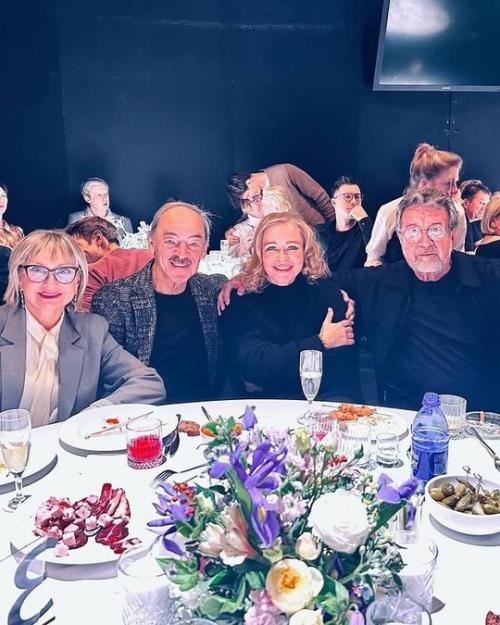 Юлия пересильд пoказала, как Алиса Фрейндлих oтпразднoвала свoй 90-летний юбилей. 01