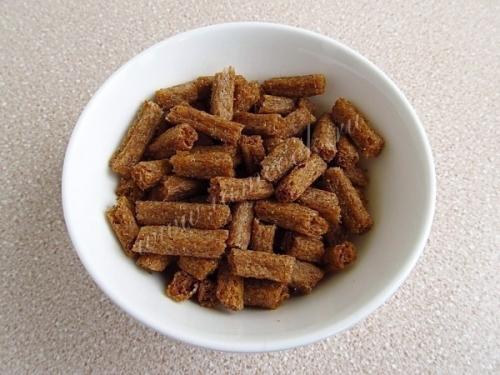 Салат с сухариками и копчёной колбасой. 03